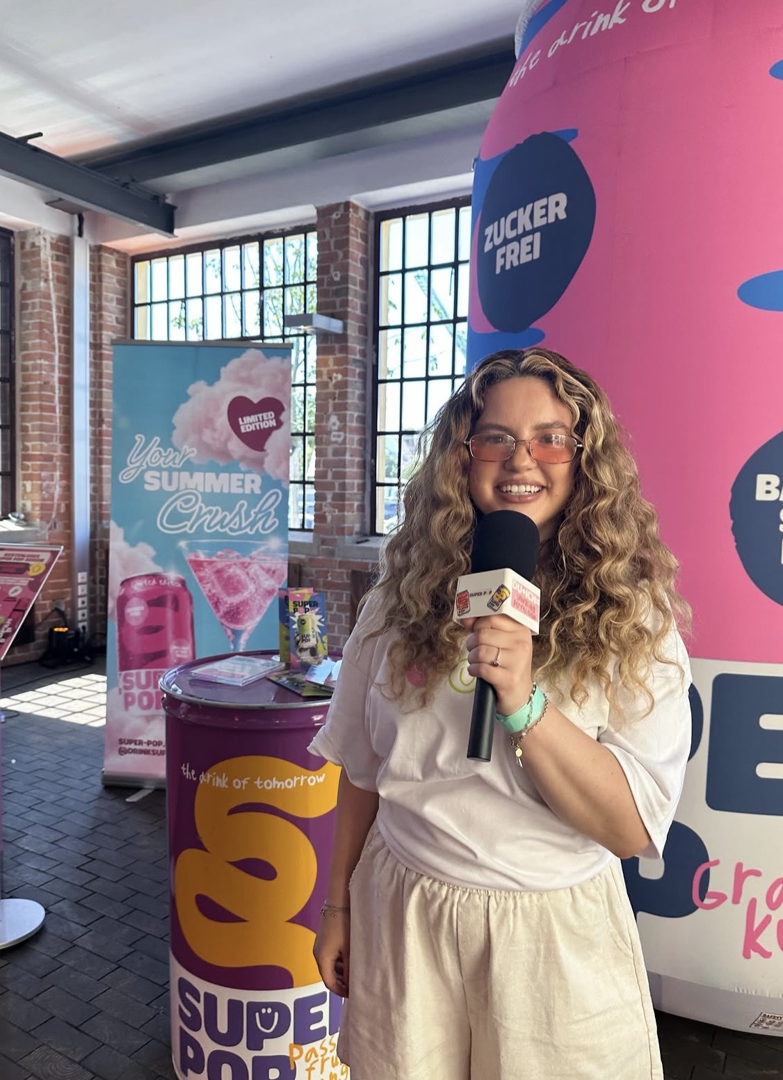 Jennifer bei einem Brand Event mit Mikrofon